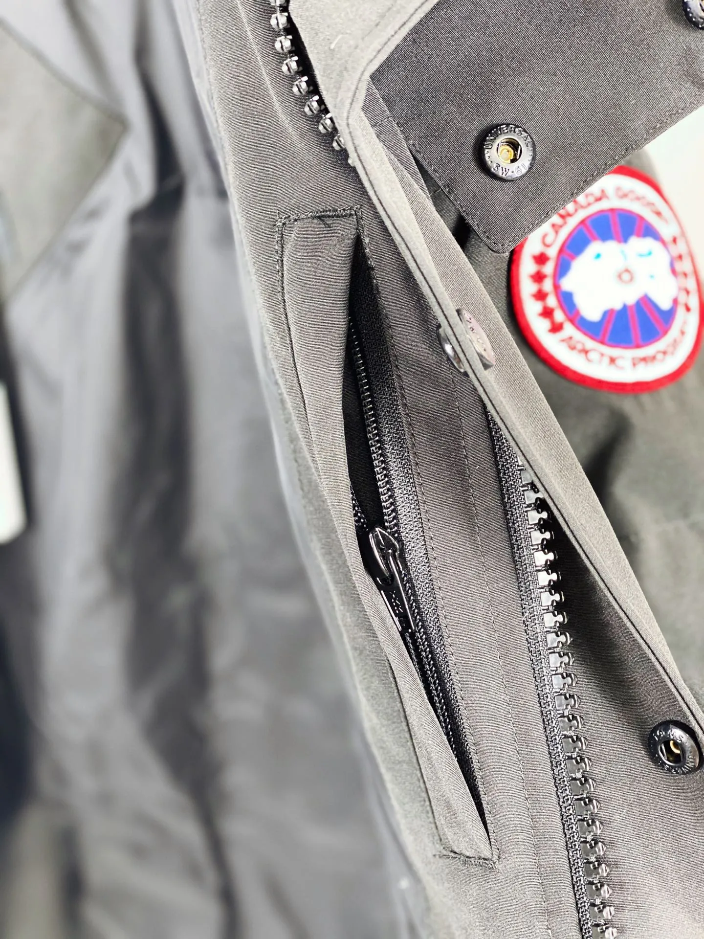 P820 Canada goose/Canada Goose Wyndham 388M 29 parka down jackets, genuine original version, you need to compare with the genuine product at any time, all accessories are customized from the original factory 💯The softness and hardness of the fabric are compared with the genuine ones, and they can be restored by kneading at will (fabric misunderstanding: fabrics that are not high hardness are waterproof. Only when you buy the latest genuine version this year will you notice the softness and comfort of the fabric) 💯Authentic white duck down is synchronized with the down Fluffy and not clumping, filled with electronically controlled down filling machine. 💯Customized zippers with authentic YKK military-grade copper core zipper pulls. High hardness and no jamming. 💯The fur collar is purchased from Western Canada coyote skin and is customized. Zipper cord, pocket label, back label, collar velvet, velcro fasteners, cuffs, all details are updated simultaneously with the original version, the best version, the most complete color matching, the fighter in the world 29, battle various worldly goods, size: XS-XXL (size chart attached below), color: as shown below